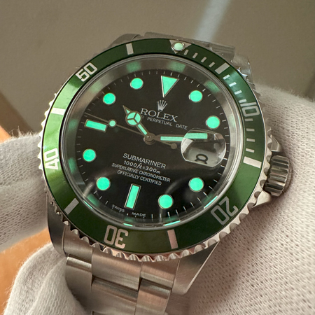 ブラックライトで照射したルミノバ夜光